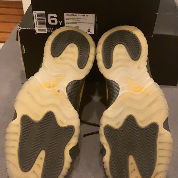 Air Jordan Future GG- 6Y 685251990 - Picture 3 of 5